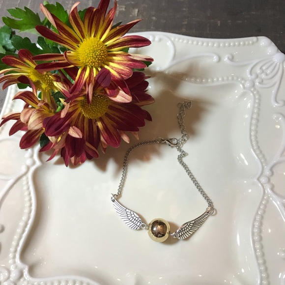 Harry Potter Golden Snitch Bracelet - Picture 4 of 7
